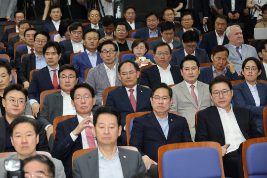 지난 6월9일 서울 여의도 국회에서 열린 국민의힘 의원총회에서 의원들이 사퇴 예정인 권성동 원내대표의 발언을 듣고 있다.<연합뉴스 사진>